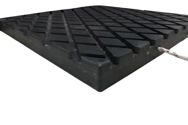 UHMW composite outrigger pads for boom truck